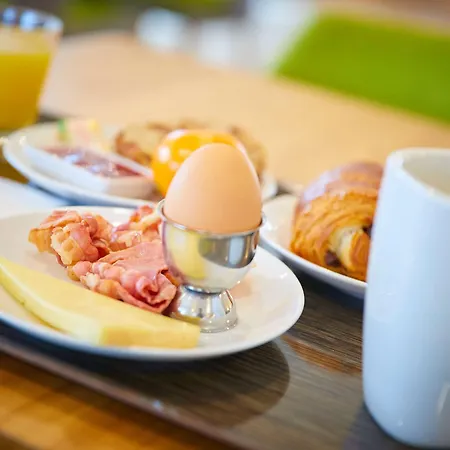 Campanile Est-bizanos 3* Pau